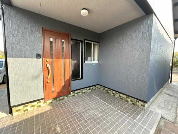 【玄関】 | 仲介手数料無料！西宇部小学校に通えるリフォーム済み中古住宅　宇部市西宇部南１丁目 | 明るい玄関です