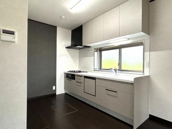 【キッチン】 | 仲介手数料無料！西宇部小学校に通えるリフォーム済み中古住宅　宇部市西宇部南１丁目 | 使い勝手の良いシステムキッチンで楽しくクッキング♪