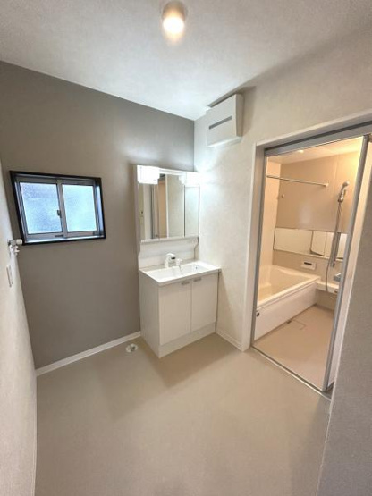 【洗面所】 | 仲介手数料無料！西宇部小学校に通えるリフォーム済み中古住宅　宇部市西宇部南１丁目 | 忙しい朝には欠かせない洗面所です