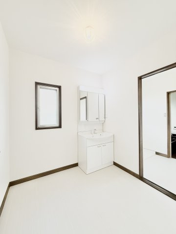 磐田市見付の独立洗面台|洗面所はとても広く脱衣室と分かれているので、身支度の時間が重なってもスムーズに行えます！
