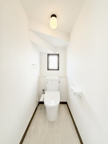 磐田市見付のトイレ|白を基調とした清潔なデザインです！
