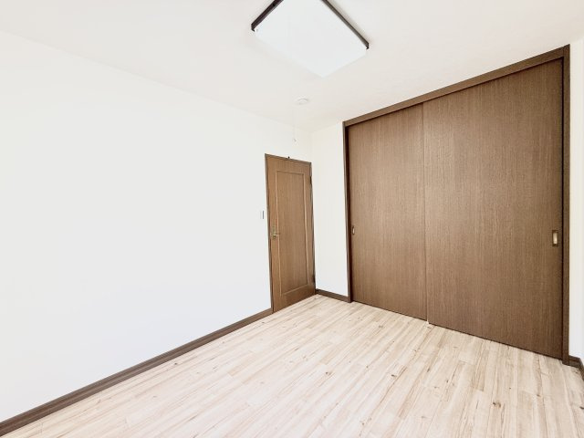 磐田市見付の洋室|北側ですが採光がしっかり確保されているため、明るいお部屋となっています。
