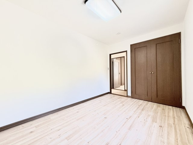 磐田市見付の洋室|各居室にはゆとりのある収納が付いています！
