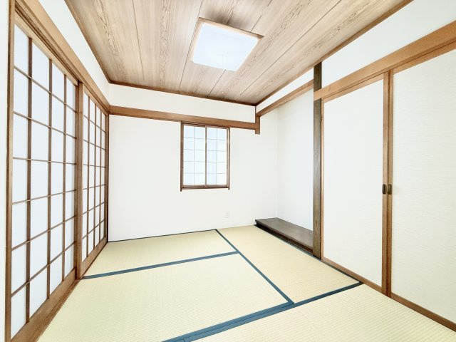 磐田市見付の和室|客間としてはもちろん、お子様のお昼寝や洗濯物を畳むなどの家事スペースにも活躍の和室。独立した空間で落ち着きがあります。
