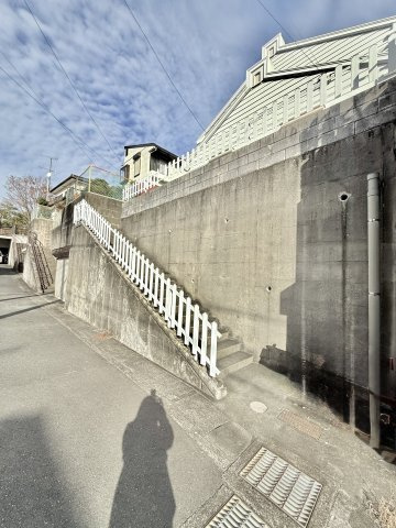 磐田市見付のエントランス|階段を上った先に家屋があります。