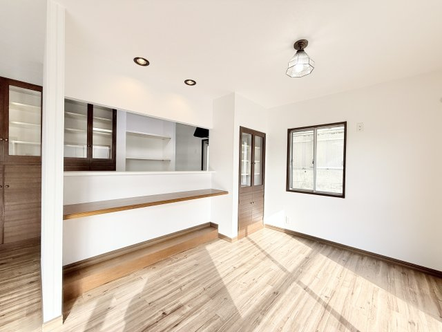 磐田市見付の居間・リビング|おしゃカフェスタイルのカウンターテーブルつき。