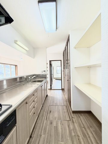 磐田市見付のキッチン|カップボード付きで食器類や調理器具もスッキリ収納♪
