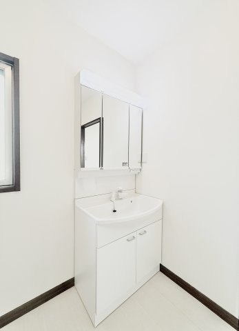 磐田市見付の独立洗面台|3面鏡の洗面台は、メイク道具等の細々した物もスッキリと収納していただけます。
