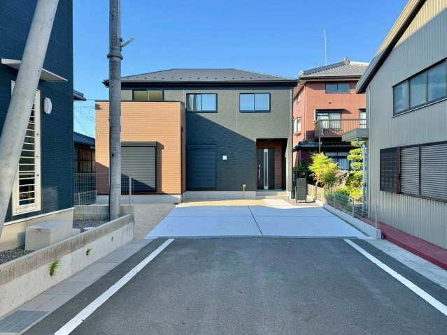 守山市小島町　新築戸建ての前面道路含む現地写真