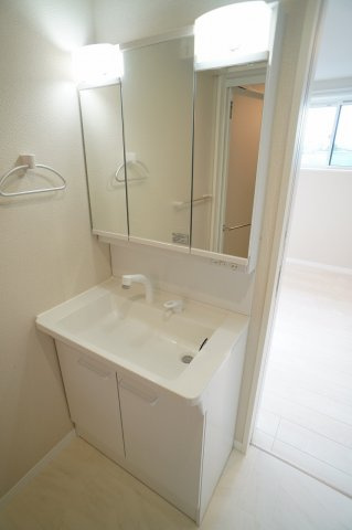 【独立洗面台】 | 錦町ハウス | ３面鏡の独立洗面台