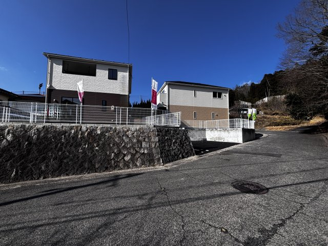 広島市安佐北区あさひが丘７丁目の新築一戸建の前面道路含む現地写真