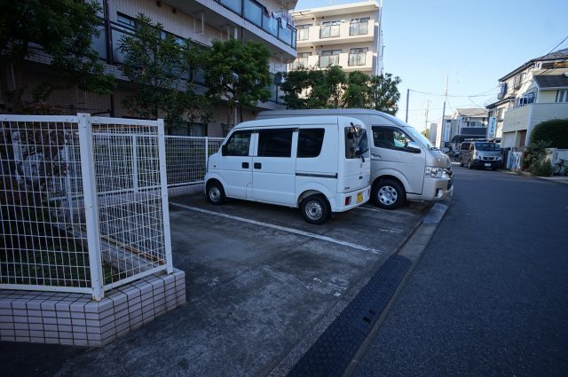 明治レジデンスの駐車場|別のお部屋の写真になります