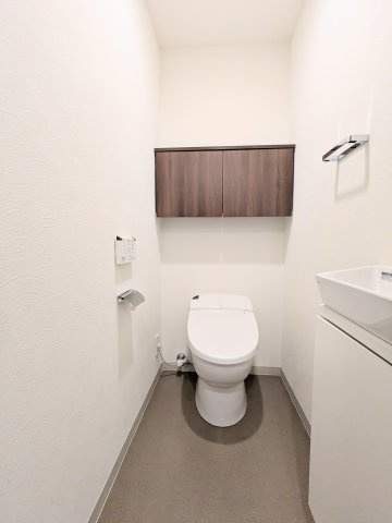 パレステージ上野のトイレ|～手洗器ならびに吊戸棚付きのトイレ写真～