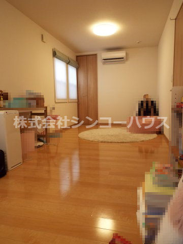 【洋室】 | 久喜市古久喜　中古戸建 | 12帖の1階の洋室です。