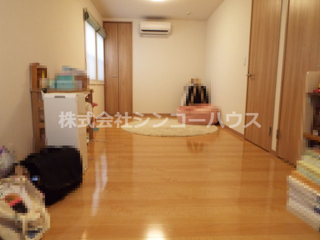 【洋室】 | 久喜市古久喜　中古戸建 | 北東・北西側に窓があります。