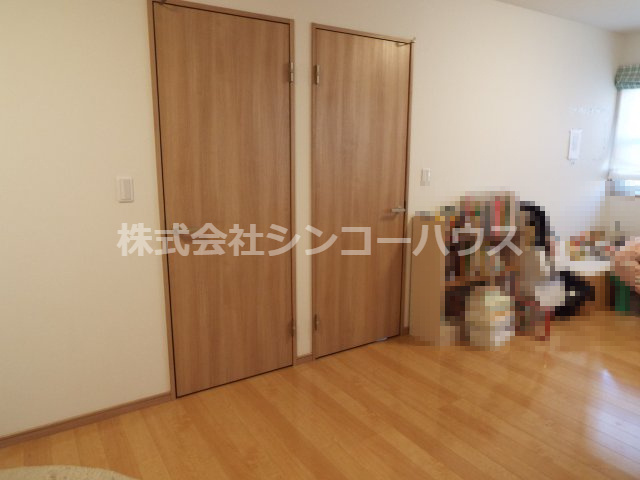 【洋室】 | 久喜市古久喜　中古戸建 | 12帖洋室への入口は二つあります。