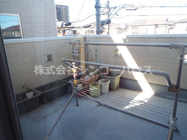 【バルコニー】 | 久喜市古久喜　中古戸建 | バルコニーにもゆとりがありますね。