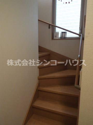 【内装】 | 久喜市古久喜　中古戸建 | 2階への階段には手すりがついています。