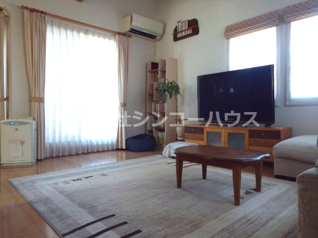 【居間・リビング】 | 久喜市古久喜　中古戸建 | 2階の広々としたリビング。ご家族団欒の場になりますね。