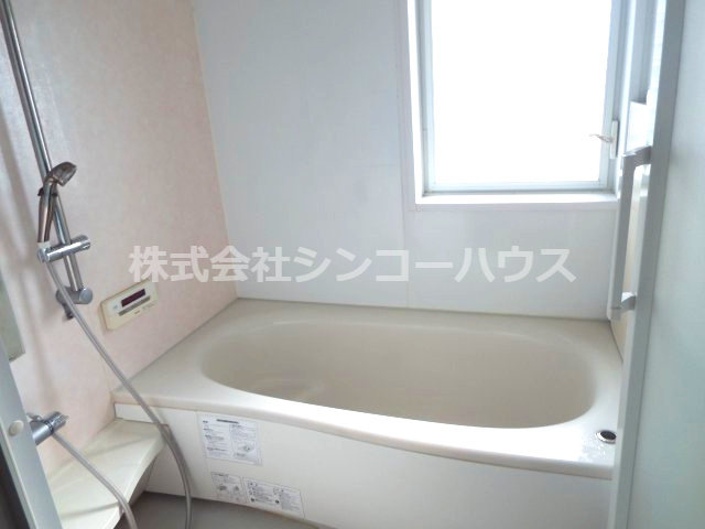 【浴室】 | 久喜市古久喜　中古戸建 | 大きな窓があるので換気もできます。