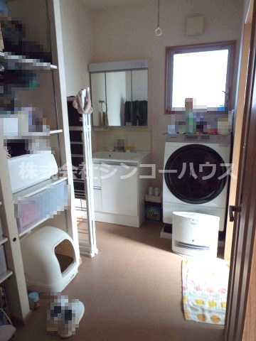 【洗面所】 | 久喜市古久喜　中古戸建 | 独立洗面台と洗濯機が置ける脱衣所。