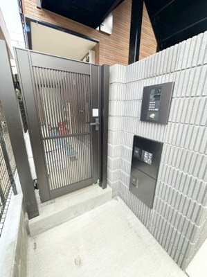 【エントランス】 | ベイルーム久里浜 | 防犯面に優れたオートロック付きエントランス