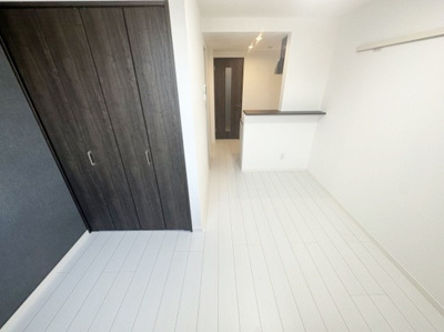 【寝室】 | ベイルーム久里浜 | 白を基調としたお洒落なリビング