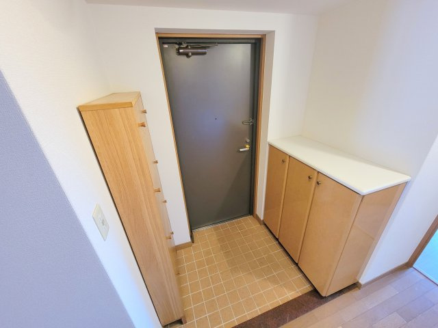 ローレルスクエア登美ヶ丘第Ⅰ期1番館の玄関