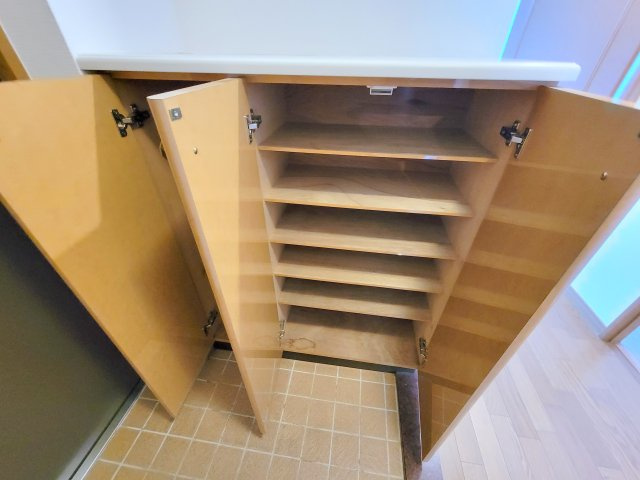 ローレルスクエア登美ヶ丘第Ⅰ期1番館の玄関