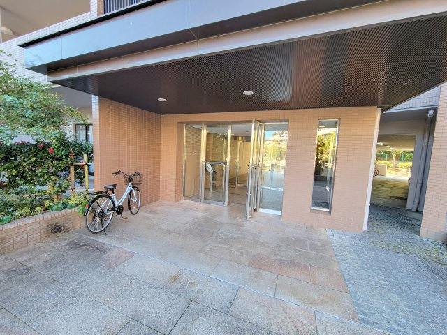 ローレルスクエア登美ヶ丘第Ⅰ期1番館のエントランス