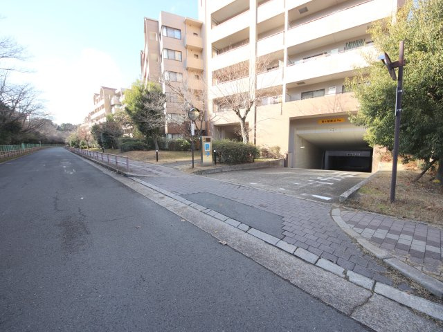 ローレルスクエア登美ヶ丘第Ⅰ期1番館の駐車場