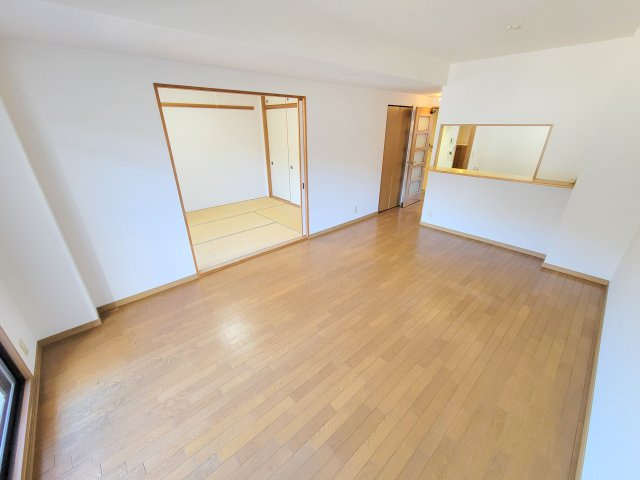 ローレルスクエア登美ヶ丘第Ⅰ期1番館の居間・リビング