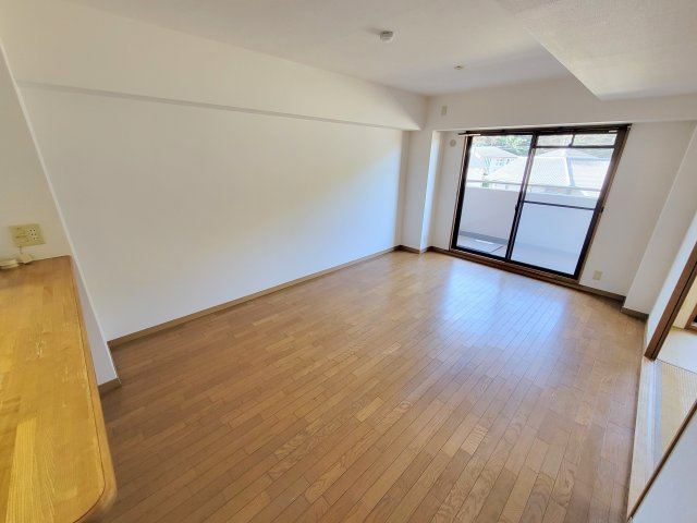 ローレルスクエア登美ヶ丘第Ⅰ期1番館の居間・リビング