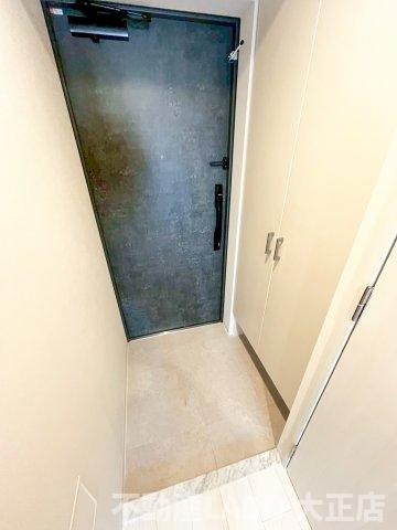 リヴェント難波ウエストの玄関