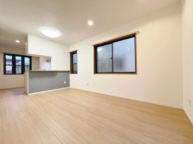 中野区鷺宮5丁目 イーグランド様の居間・リビング|2階ワンフロアタイプの開放的なLDK
家族のコミュニケーションを育むリビング階段を配置