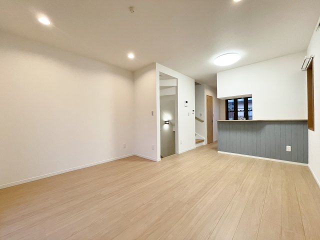 中野区鷺宮5丁目 の居間・リビング|2階ワンフロアタイプの開放的なLDK
家族のコミュニケーションを育むリビング階段を配置