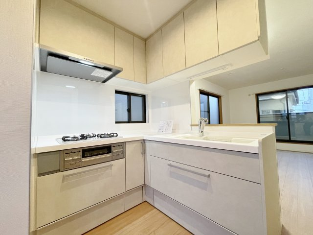 中野区鷺宮5丁目 のキッチン|使い勝手の良いL字型システムキッチン
豊富な収納スペースございます