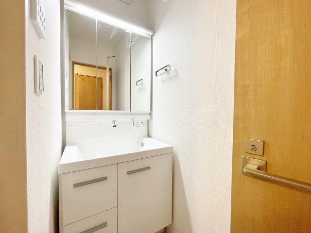 中野区鷺宮5丁目 の独立洗面台|使いやすい三面鏡の洗面台
鏡裏やベースキャビネットなど収納スペースもしっかり設けているので水回りをキレイにお使いいただけます