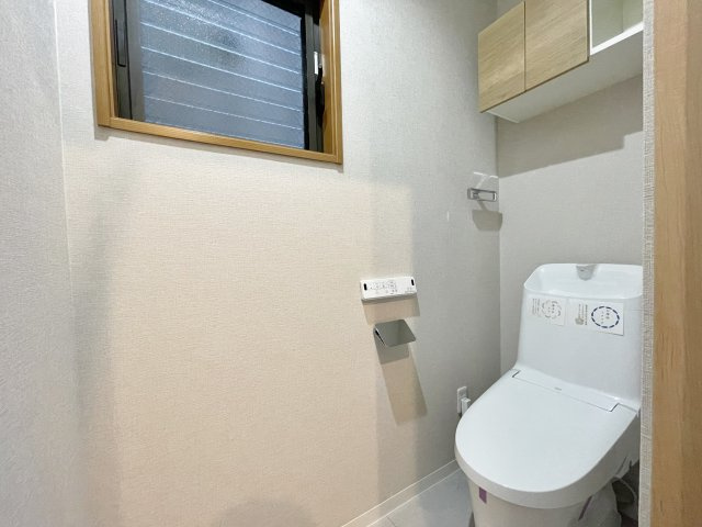 中野区鷺宮5丁目 のトイレ|トイレは2ヶ所設置、換気用小窓もあり、明るく清潔な空間です