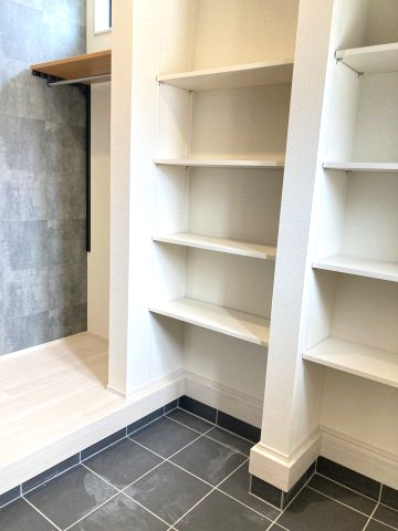 第1沼田市材木町　新築戸建　1号棟の収納|玄関にはシューズインクローク完備！