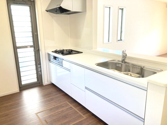 第1沼田市材木町　新築戸建　1号棟のキッチン|人気のカウンターキッチン採用です☆ゴミ出しに便利な勝手口付き！
コンロも３口ご用意しています！調理スペースも広くストレスなくお料理できます。
浄水器つきなので美味しいお水も飲めますよ♪