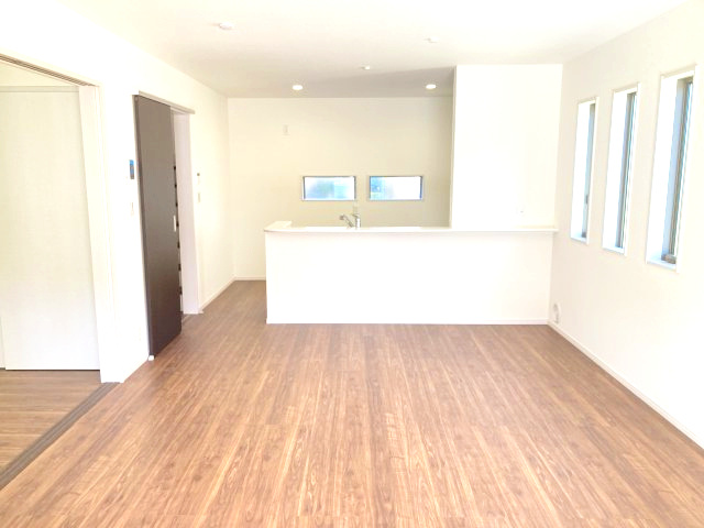 第1沼田市材木町　新築戸建　1号棟の居間・リビング|18帖広々リビング。人気の対面式キッチンを配した空間はお好みの家具も合わせやすく、家族がくつろぐ快適な空間造りをサポート。窓からは明るい陽光が差し込みます。