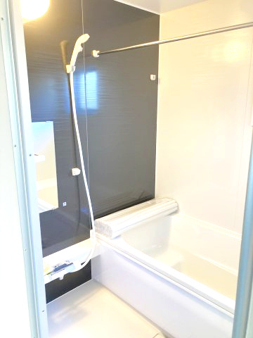 第1沼田市材木町　新築戸建　1号棟の浴室|１坪タイプのフルオートバスです！
足を延ばして入れる広さなので一日の疲れも癒されますよ♪
室内物干しや浴室乾燥機もあるのでお天気の悪い日にはランドリースペースとしてもご利用できます！