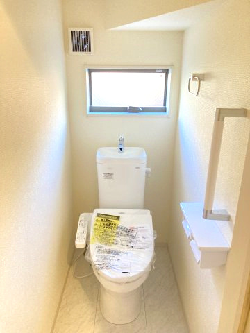 第1沼田市材木町　新築戸建　1号棟のトイレ|1階トイレです。清潔感のある白を基調としています。
温水洗浄・便座暖房機能の付いた快適なトイレです☆