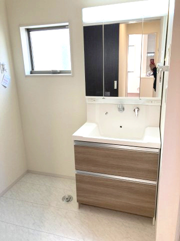第1沼田市材木町　新築戸建　1号棟の独立洗面台|シャワー水栓付き洗面台で朝の身支度もバッチリです！
洗面台には収納スペースもあり洗面室もすっきり片付きますよ！