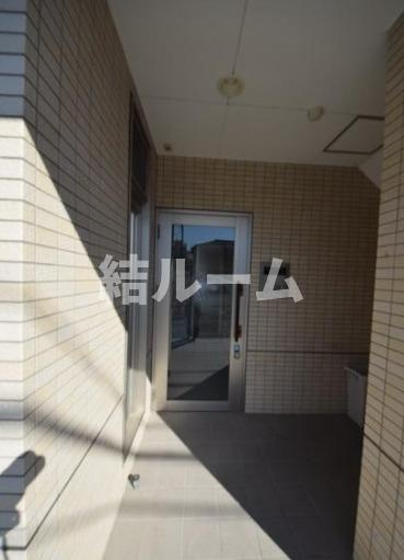 坂戸市日の出町の賃貸マンションのエントランス