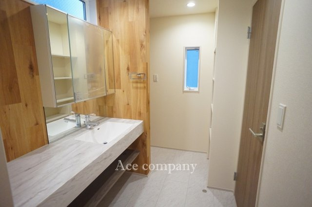 【ランドリースペース】 | 東大阪市大蓮東1丁目　【1号棟/全2棟】 | 洗濯置場の前に可動式の収納棚完備です♪