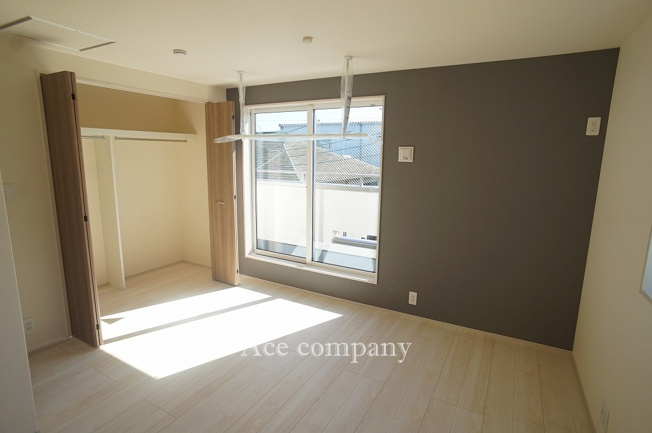 【寝室】 | 東大阪市大蓮東1丁目　【1号棟/全2棟】 | 【3階：洋室4.5帖＋5.5帖（※現況2ドア1ルーム）】「洋室5.5帖」バルコニーに面しています☆また室内に室内物干し（バー付き）完備です☆