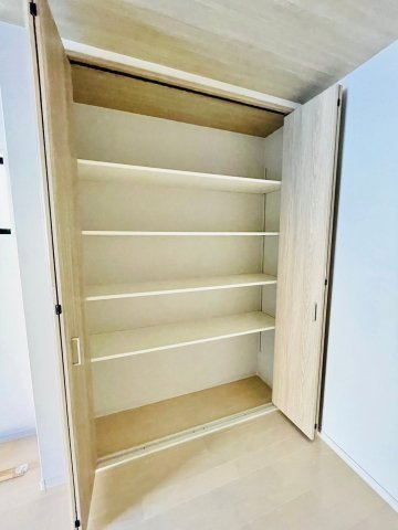 物集女町ヲサン田　新築参考プランのその他|【施工例】
リビングに収納スペースを設置すればお掃除グッズなどの収納ができ、生活感を隠すこともできちゃいます。