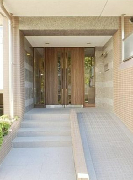 ラグジュアリーアパートメント目黒東山　宅配BOX　浴室乾燥　分譲のエントランス